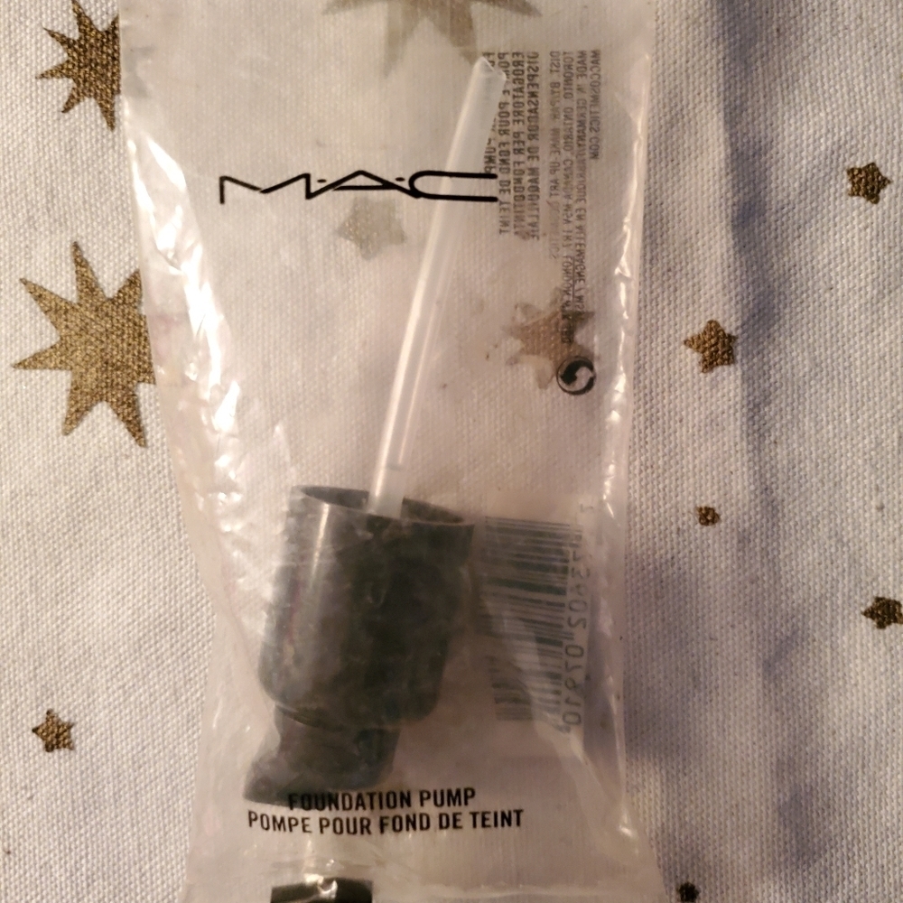 New MAC Cosmetics Pump for Foundation Jar.